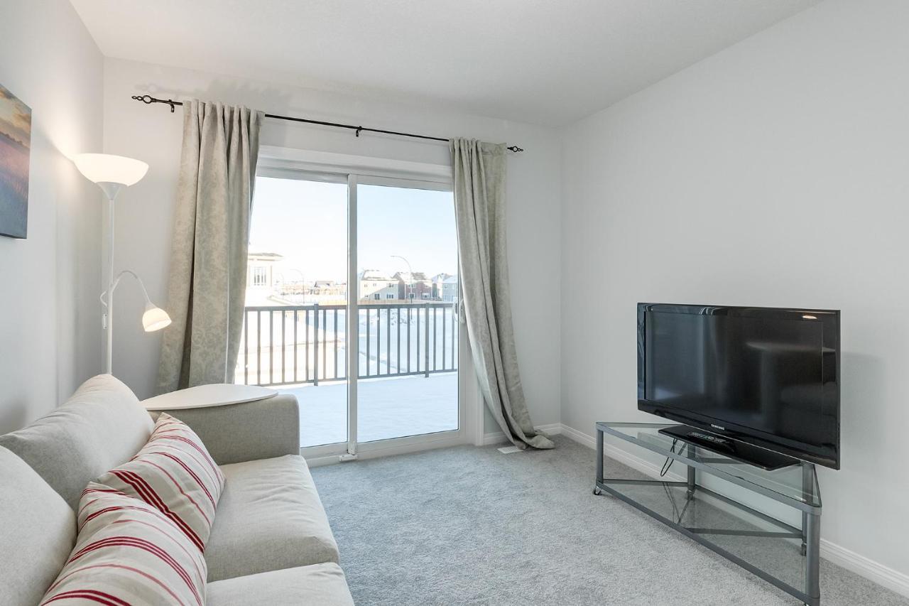 New Home With Ac, Patio And Netflix Calgary Luaran gambar