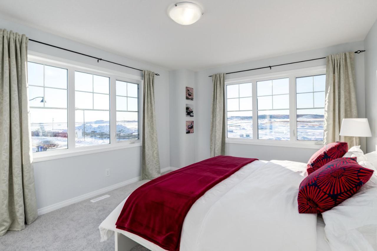 New Home With Ac, Patio And Netflix Calgary Luaran gambar