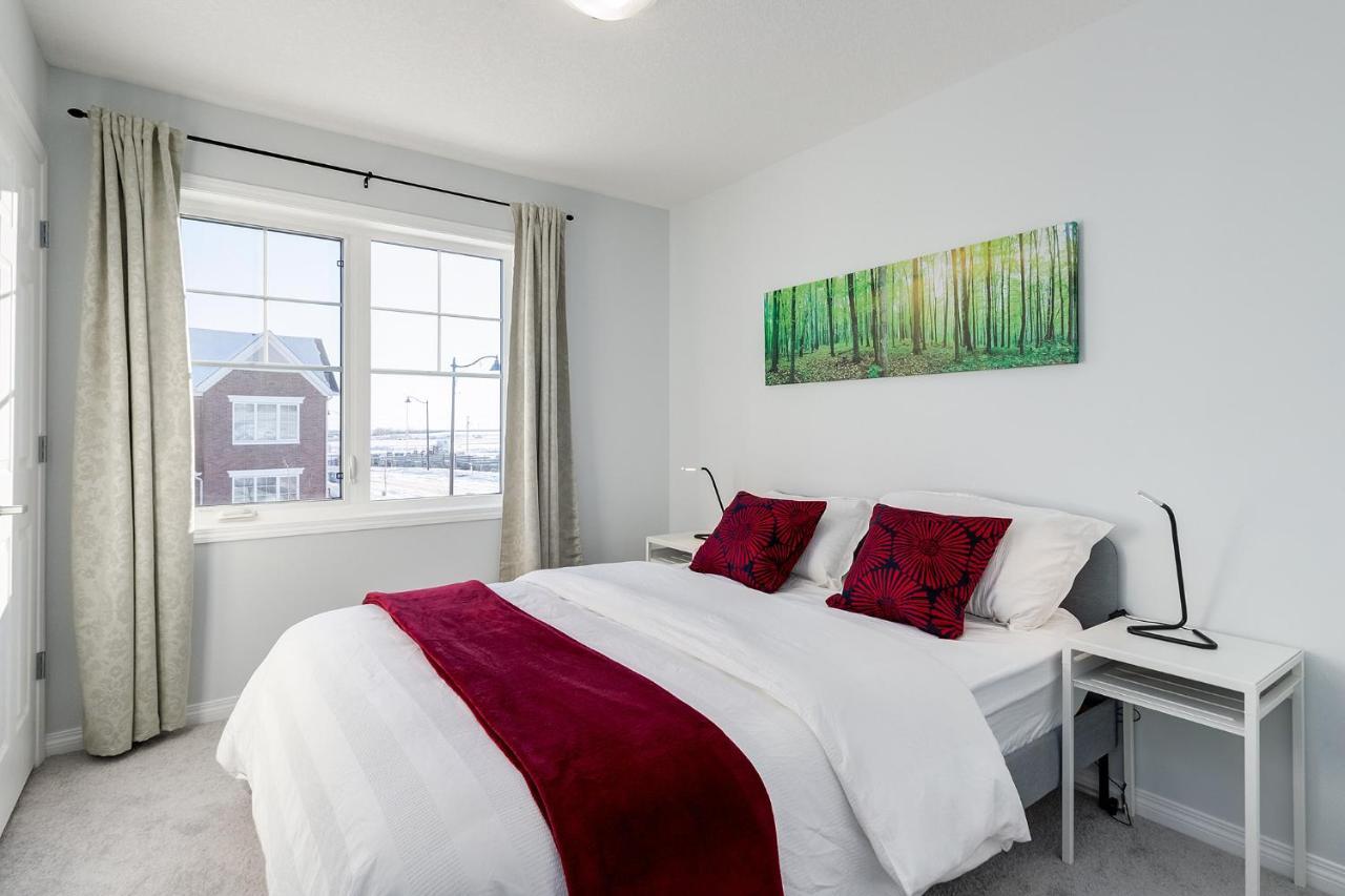 New Home With Ac, Patio And Netflix Calgary Luaran gambar