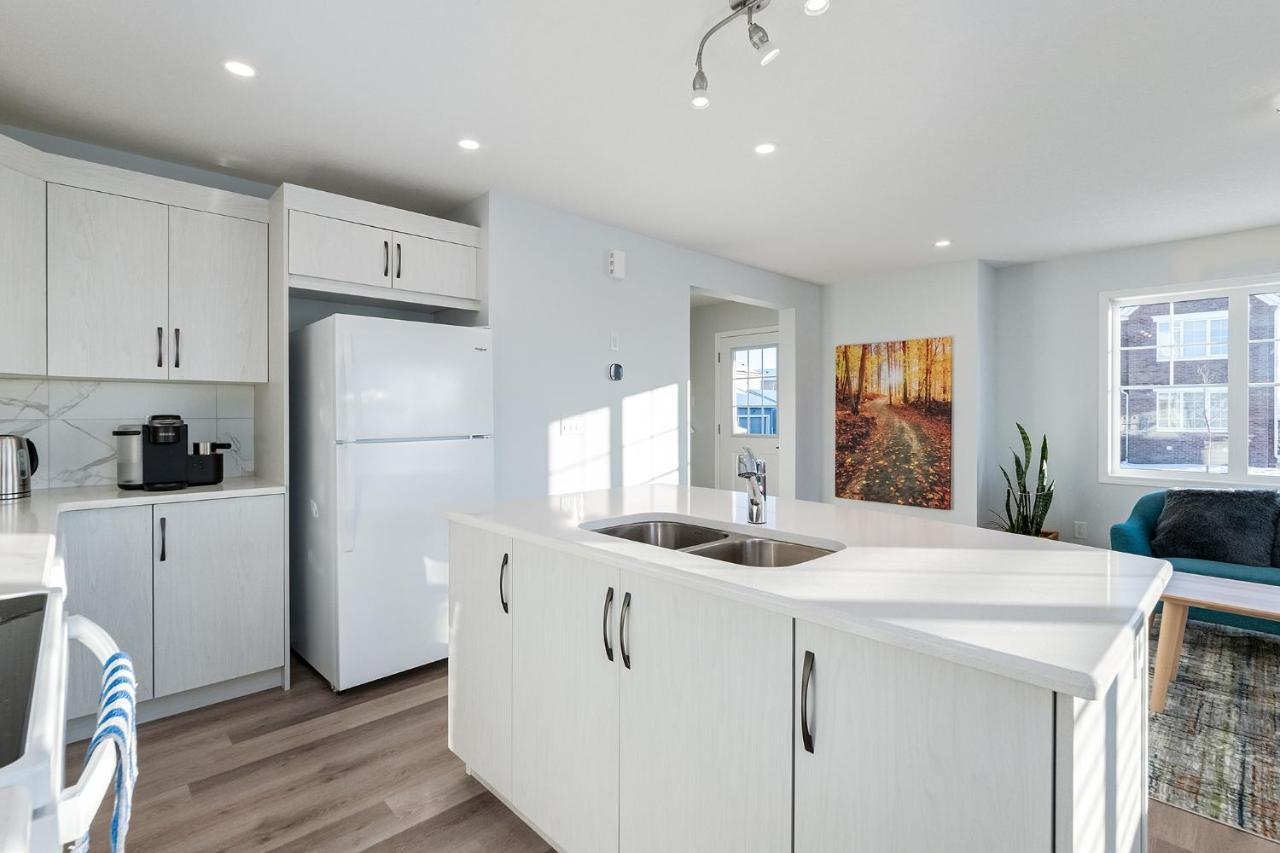 New Home With Ac, Patio And Netflix Calgary Luaran gambar