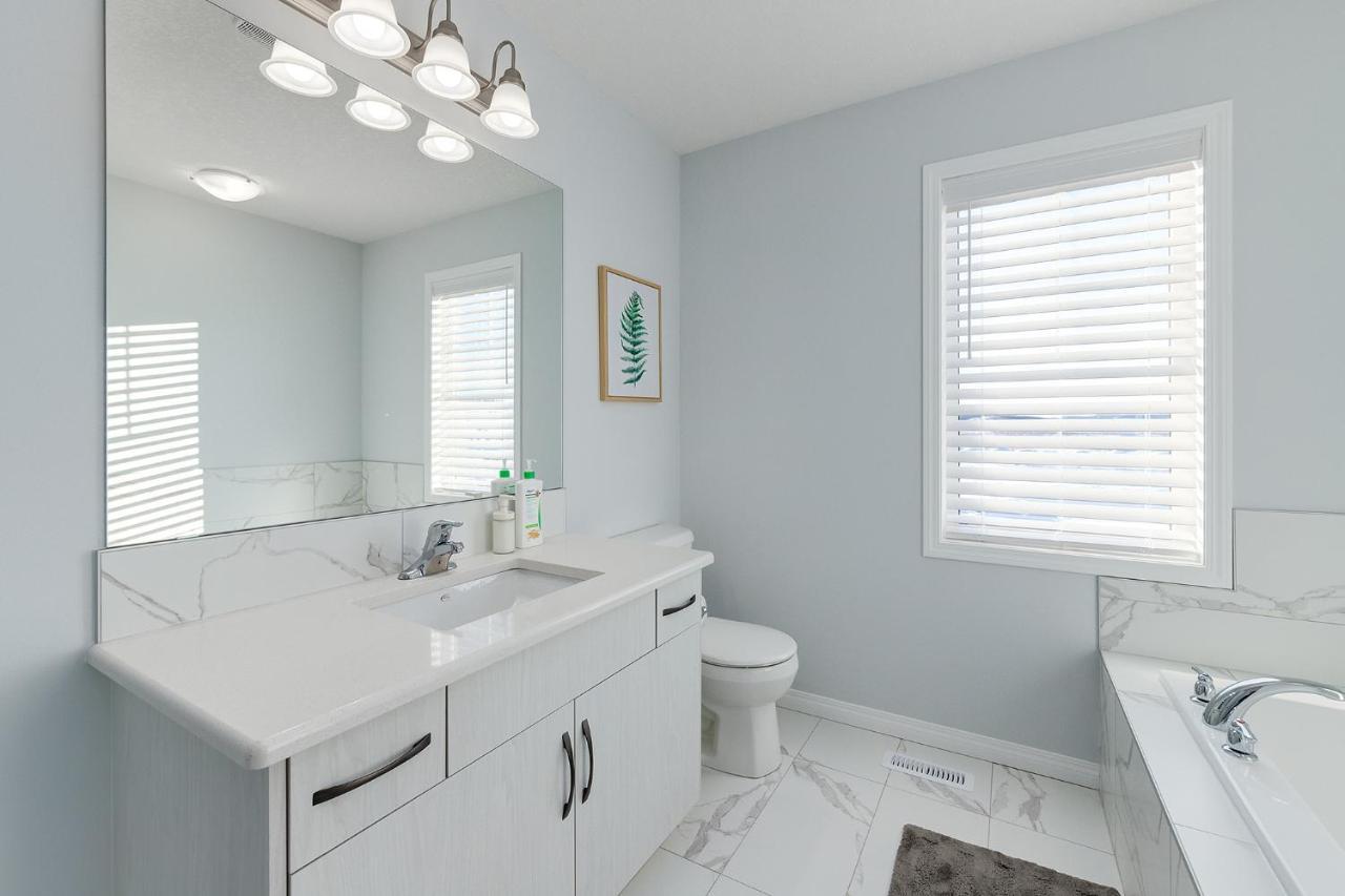 New Home With Ac, Patio And Netflix Calgary Luaran gambar